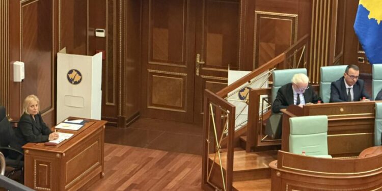 Kutitë e votimit sillen në sallën e Kuvendit, a do të zgjidhet presidenti?