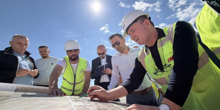 Ministri Basha inspekton punimet në rrugën nacionale Prishtinë-Pejë