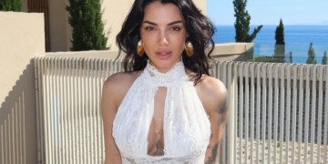 Morena në bardhësi, shfaq linjat me finesë e hijeshi