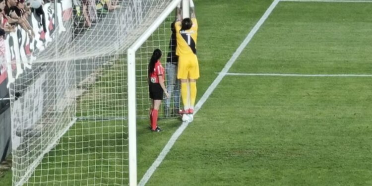 Dani Cardenas, portieri i Rayo që bën gjithçka, rregullon rrjetën e portës dhe më pas pret penalltinë