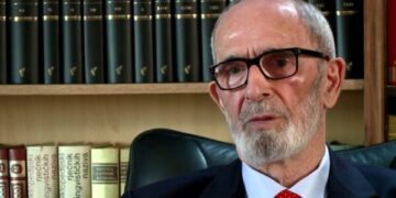 Vdes Rexhep Qosja, nipi i tij e jep lajmin: U varros në praninë e anëtarëve të familjes së ngushtë