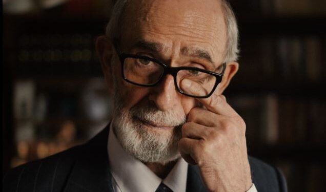 Profil/ Nga debati për Enver Hoxhën te ai për korrigjimin e kufijve, kush ishte Rexhep Qosja, zëri i fortë i debatit publik! Përfshirja në politikë dhe krijimtaria e tij artistike