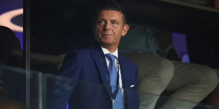 Mesfushori i Portugalisë, Bruno Fernandes, ka shprehur shpresën se ai dhe bashkëlojtarët e tij mund ta kurorëzojnë karrierën ndërkombëtare të Cristiano Ronaldo duke fituar Kupën e Botës 2026.  Ronaldo, 41 vjeç, pritet të marrë pjesë në një Kupë Bote rekord, të gjashtën në karrierë, një turne që pritet të jetë kapitulli i fundit i madh për sulmuesin portugez.  “Ta përmbyllnim këtë Kupë Bote të fundit me Cristiano Ronaldon duke e fituar do të ishte diçka e jashtëzakonshme,” ka deklaruar Fernandes për Wayne Rooney në një raport të publikuar nga BBC të premten.  “Shpresoj shumë që ta arrijmë këtë, jo vetëm për Portugalinë, por për gjithçka që Cristiano i ka dhënë futbollit dhe botës,” shtoi mesfushori portugez dhe kapiteni i Manchester United.  Ronaldo, i konsideruar si një nga lojtarët më të mëdhenj që nuk ka fituar ende Kupën e Botës, është golashënuesi më i mirë në historinë e futbollit ndërkombëtar me 143 gola.  Fituesi pesë herë i Topit të Artë ishte pjesë e ekipit të Portugalisë që fitoi Euro 2016 dhe ka triumfuar dy herë edhe në Ligën e Kombeve.  Portugalia do ta nisë aventurën në Grupin K më 17 qershor kundër Republikës Demokratike të Kongos, e më pas do të përballet me Uzbekistanin më 23 qershor, me të dyja ndeshjet që zhvillohen në Houston. Ndeshjen e fundit në grup do ta luajë ndaj Kolumbisë më 27 qershor në Miami.  Kupa e Botës do të zhvillohet nga 11 qershori deri më 19 korrik në Kanada, Shtetet e Bashkuara të Amerikës dhe Meksikë.