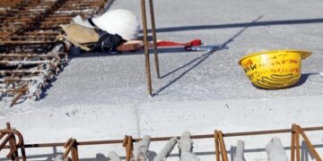 U zunë nga dërrasat derisa ishin në vendin e punës, humb jetën një punëtor dhe lëndohet një tjetër