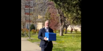 Azemi i LDK-së me dosje në duar për orët e KEDS-it hyn në stacionin e Policisë në Prishtinë