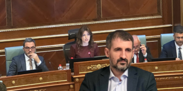 Miftaraj për Albulena Haxhiun: Nuk mund ta kushtëzojë dhe imponojë prezencën e deputetëve
