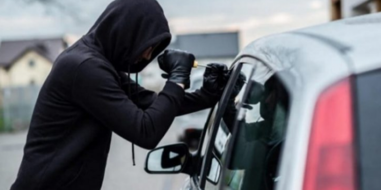 Vaki kosovare: Qytetarit i vidhet pistoleta e çanta me dokumente nga xhami i veturës