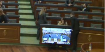 “Mos mu afro, ik ,ik”- Fatos Geci tenton t’i flas Çitakut në Kuvend, ajo e injoron