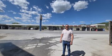 Feis Com, autolarja vetshërbyese më e madhe në Kosovë gjendet në Mitrovicë, pronari: Gjithmonë në shërbimin tuaj!