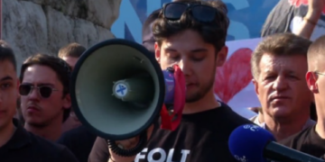 Protesta në Tiranë, studenti nga Shkupi: Gjuha shqipe është amaneti ynë, s’kërkojmë privilegje, vetëm atë që na takon