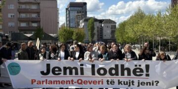 “Jemi lodhë, Parlament – Qeveri të kujt jeni?”, nis protesta e punëtorëve të sektorit privat