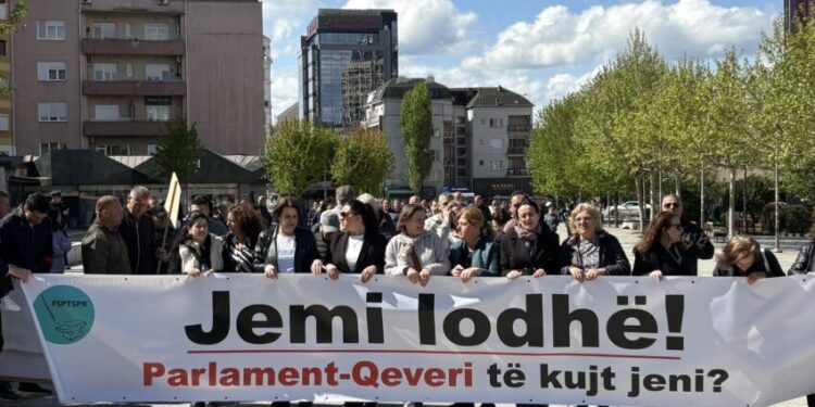 “Jemi lodhë, Parlament – Qeveri të kujt jeni?”, nis protesta e punëtorëve të sektorit privat