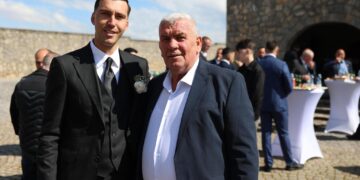 Ditë feste në Gllogjan, djali i heroit Shkëlzen Haradinaj i jep fund beqarisë