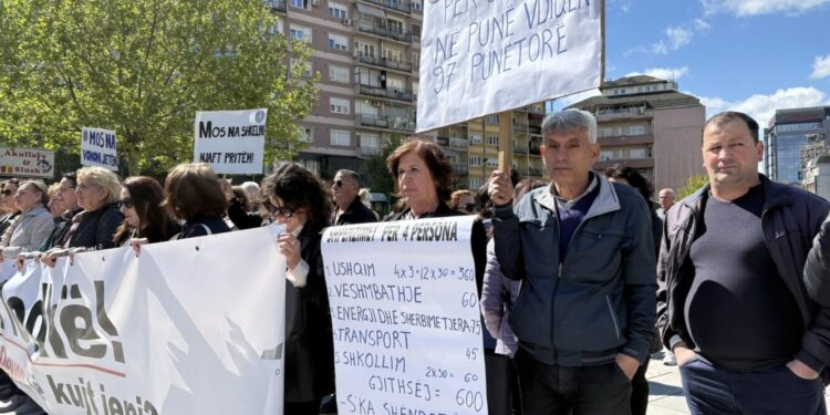 “Muaji s’po del me këtë pagë” – punëtorët e sektorit privat të zhgënjyer