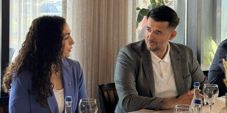 Labi e pret në Ferizaj ish-presidenten Osmani: Nëse ke telashe ti, qytetari dhe rinia jonë mos e lëshoni vendin por vetëm CALL ME