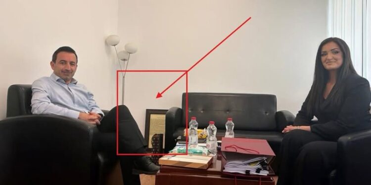 Deklarata e Pavarësisë pas divanit, reagon Basha: U sjell në zyrë nga objekti i vjetër dhe po pret derisa zyrtarët e logjistikës ta varin në mur