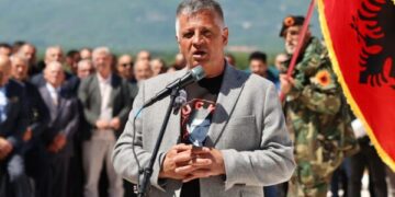 Përvjetori i Luanit, Nasimi me fjalim prekës e humor: Dada Rukë e ke pasë djalin ma të zotë e të urtë – Baca Smajl ma shumë m’ka rreh…