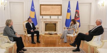 Haxhiu pret në një takim kryesuesin dhe sekretaren e përgjithshme të Këshillit Konsultativ për Komunitete