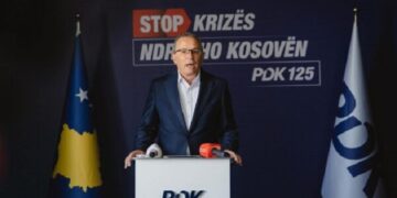 Bedri Hamza mban konferencë duke bërë pak ‘filma’ elektoral për të marrë vëmendjen e humbur në këtë fushatë: “S’kemi zërim, s’kemi drita”