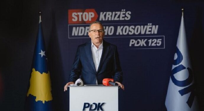 Bedri Hamza mban konferencë duke bërë pak ‘filma’ elektoral për të marrë vëmendjen e humbur në këtë fushatë: “S’kemi zërim, s’kemi drita”