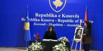 Albulena Haxhiu dekoron akademikun Rexhep Qosja me titullin “Nderi i Republikës së Kosovës”