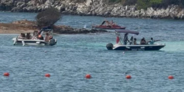 Alarm në Ksamil: Skafi futet mes pushuesve dhe injoron urdhrin e Policisë Kufitare