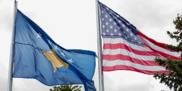 Ambasada e ShBA-së: Po i ndjekim nga afër zhvillimet, bllokada po dëmton besimin në institucionet e Kosovës