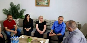 Hamza viziton një familje në Fushë Kosovë: Vendi po humb të rinjtë nga krizat politike, qytetarët kërkojnë shpresë dhe ndryshim
