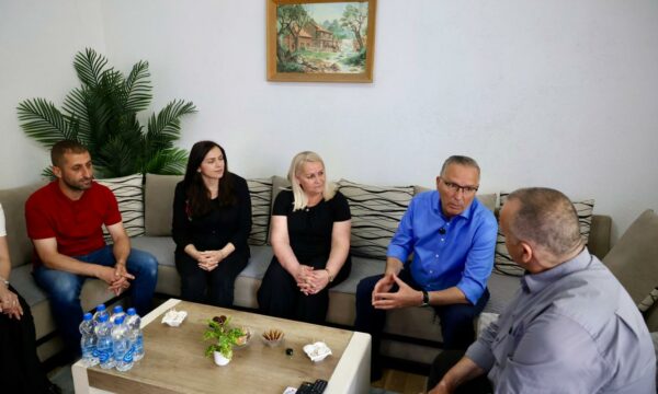 Hamza viziton një familje në Fushë Kosovë: Vendi po humb të rinjtë nga krizat politike, qytetarët kërkojnë shpresë dhe ndryshim