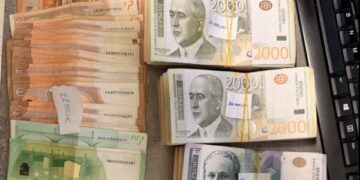 Dogana zbulon mbi 10 mijë euro e dinarë serbë të padeklaruara në Jarinje, ishin të shpërndara në pjesë të ndryshme të automjetit