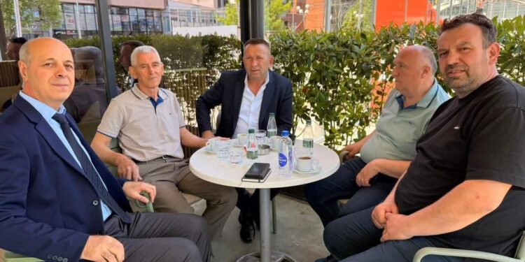 7-shi PDK Rraman Rama e nis diten me vëllain e Kadri Veselit: Së shpejti do ta pimë kafenë e mëngjesit me burrat më të mirë të kombit, që po mbahen padrejtësisht në Hagë