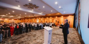 Hamza vazhdon avazin e politikës së “vjetër”, në sallën gjysmë të zbrazur tenton t’i josh me premtime për rritje të pagave