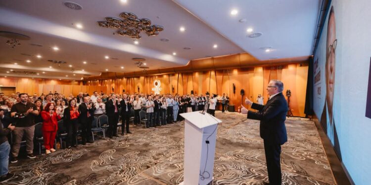 Hamza vazhdon avazin e politikës së “vjetër”, në sallën gjysmë të zbrazur tenton t’i josh mësimdhënësit me premtime për rritje të pagave