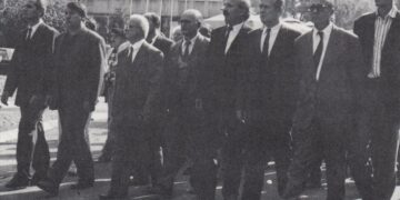 Viti 1992: Foto e papublikuar e Hashim Thaçit dhe Adem Demaçit në protestë së bashku