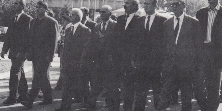 Viti 1992: Foto e papublikuar e Hashim Thaçit dhe Adem Demaçit në protestë së bashku