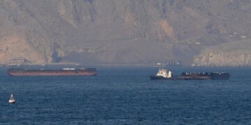 Irani kryen sulme ndaj anijeve dhe një porti detar, shtrenjtohet nafta në bursë