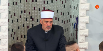 “Bomani hallall”: Mulla Osmani mban ligjeratën e fundit në xhami, përshëndetet me xhematin