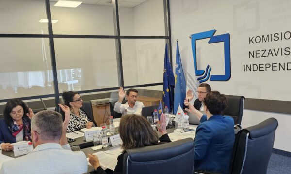 KPM gjobit mediat për shkelje të pretenduara në zgjedhjet e 2025, Rexha i AGK:Skandaloze, dëshmi e kapjes së institucionit nga VV-ja