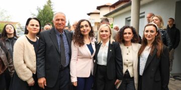 Osmani në Mitrovicë, te familja e kandidatës Brikena Muharremi: Është kthyer nga Londra për listën tonë