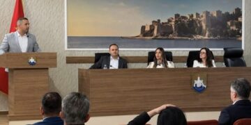 Ulqini me rregulla të reja: 500 euro gjobë nëse del me rroba plazhi në qytet