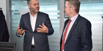 Ndodh edhe kjo: Zëvendësministri i Kurtit njofton se zhvilloi vizitë zyrtare në zyrat e ministrisë ku punon