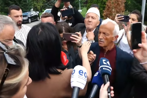 “Ti prej Prishtine po do me ruajt tokën tem”- Protestuesit përplasen me Fitore Pacollin!