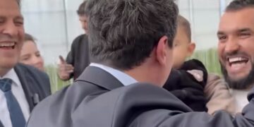 Qesharake: Kurti prezantohet me binjakët e vegjël në Istog, pretendon se nataliteti në vend është rritur falë shtesave për femijë