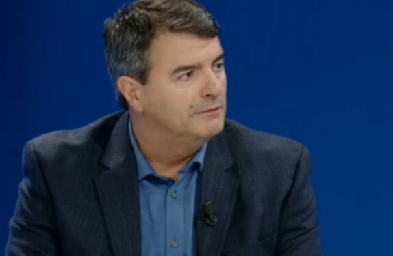 “Albin Kurti shkonte me ar*ë në Parlament”, Krasniqi zbulon bisedën me të