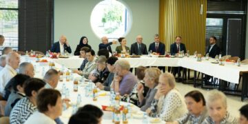 Osmani viziton Shtëpinë e të Moshuarve në Suharekë: Ndamë së bashku dashurinë e festës