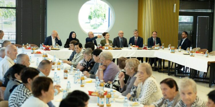 Osmani viziton Shtëpinë e të Moshuarve në Suharekë: Ndamë së bashku dashurinë e festës