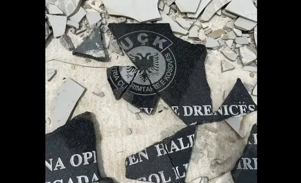 Akt barbar: Dëmtohet lapidari i UÇK-së në Binxhë të Klinës
