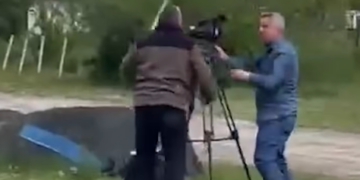 Rasti i foshnjës në Ferizaj, një person sulmon me shkop kameramanin e Klan Kosovës, AGK kërkon të merren masa