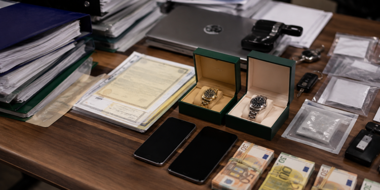 Aksioni për falsifikim e dallavere me prona në Prishtinë – bastiset edhe zyra e Kadastrit, sekuestrohen veturë, Rolex e dokumente