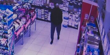 Policia kërkon ndihmën e qytetarëve për kapjen e të dyshuarit për grabitje